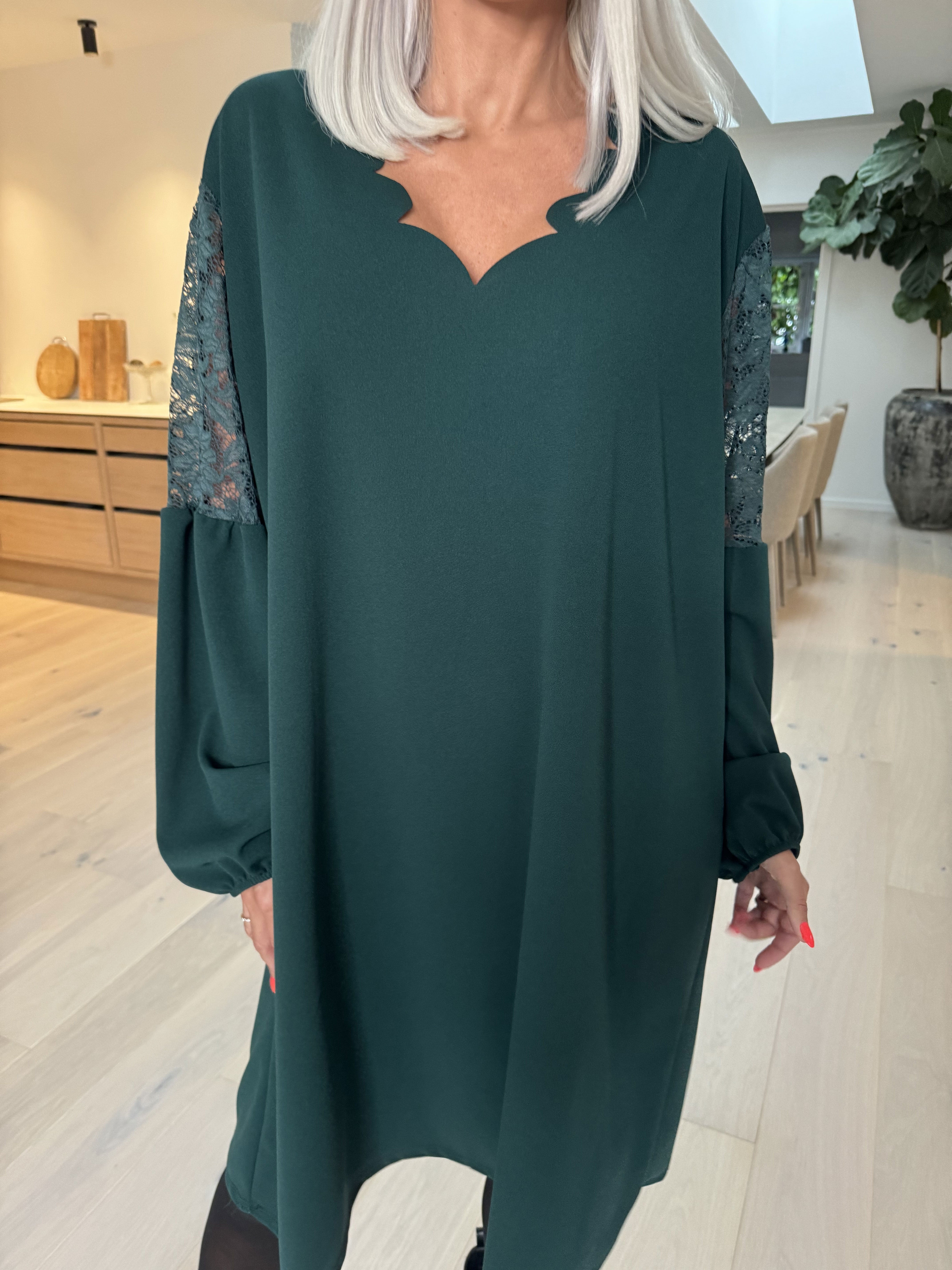 Romance - Fin klänning med ärmar i spets